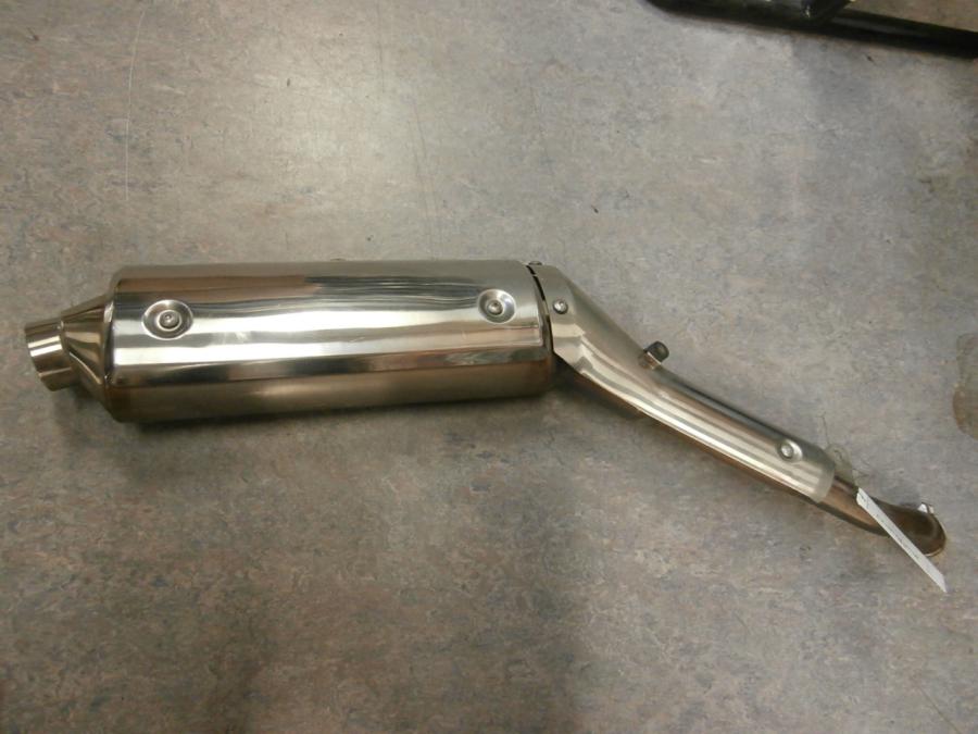 Framsidan på Ljuddämpare från en Honda XL 1000 V -1999 motorcykel.