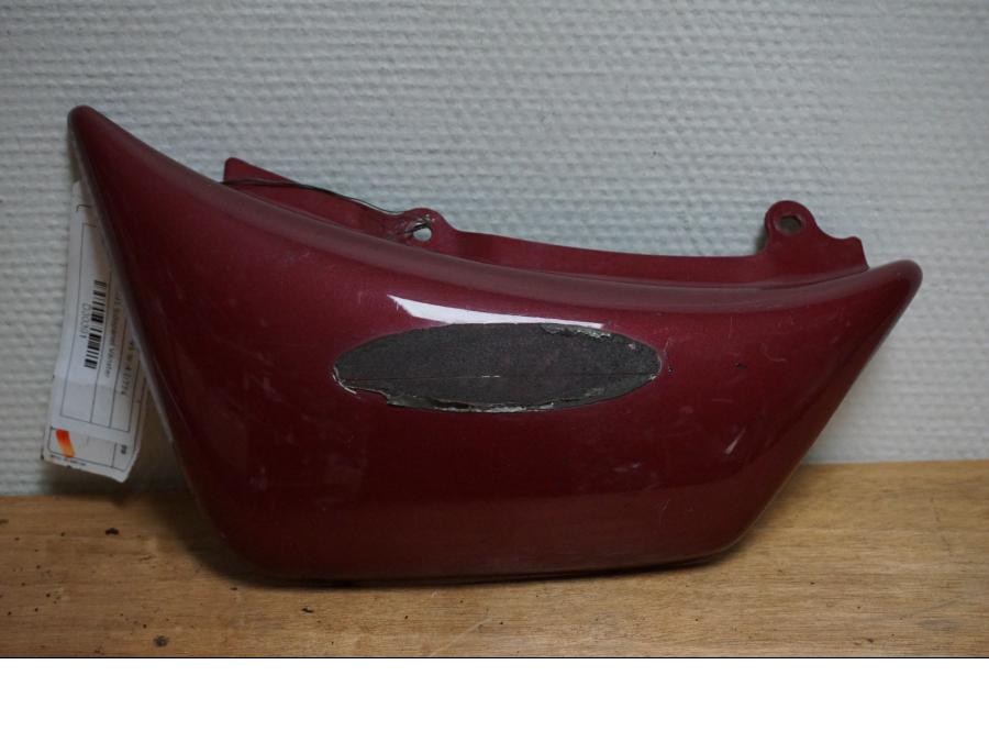 Framsidan på Sidopanel från en Suzuki VS 1400 -1999 motorcykel.