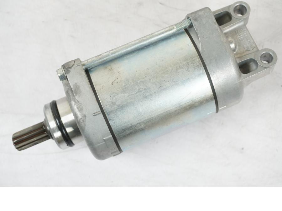 Snett uppifrån på Startmotor från en Kawasaki Z 900 -2019 motorcykel.