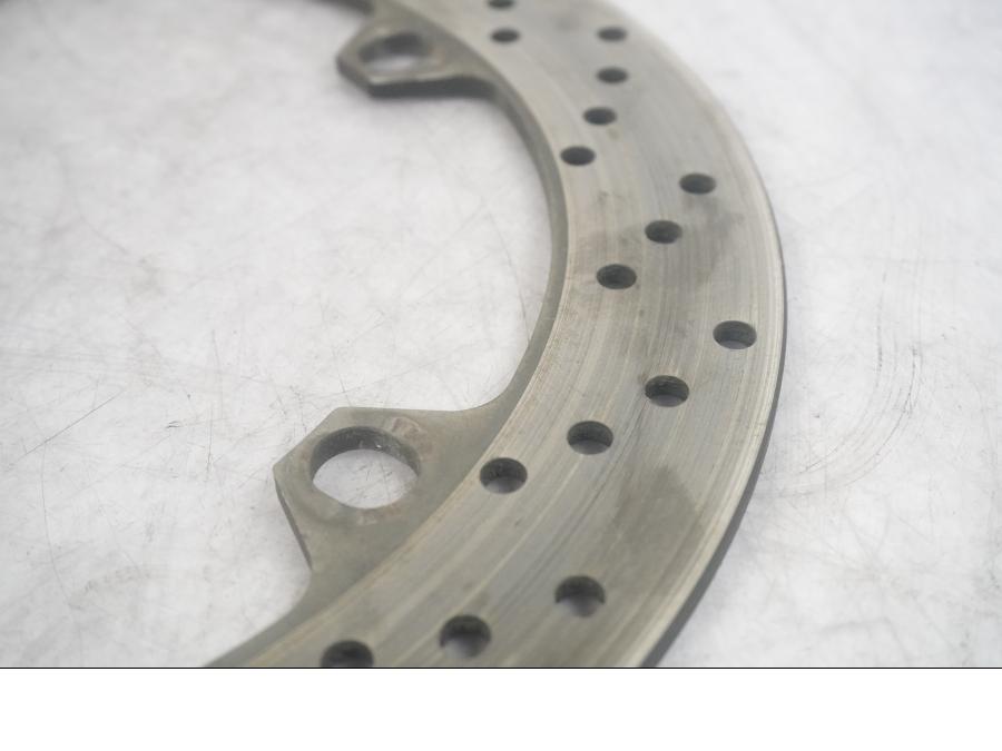 VÀnster sida pÄ Bromsskiva frÄn en BMW K 1200 RS -1998 motorcykel.