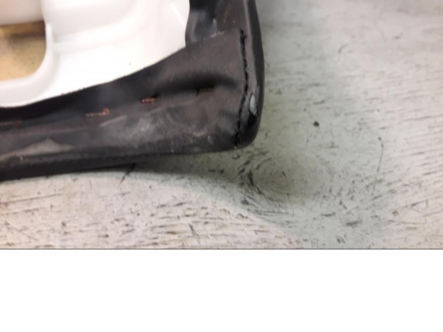 Snett nerifrån på Sadel från en Yamaha YZF 1000 R1 -2003 motorcykel.