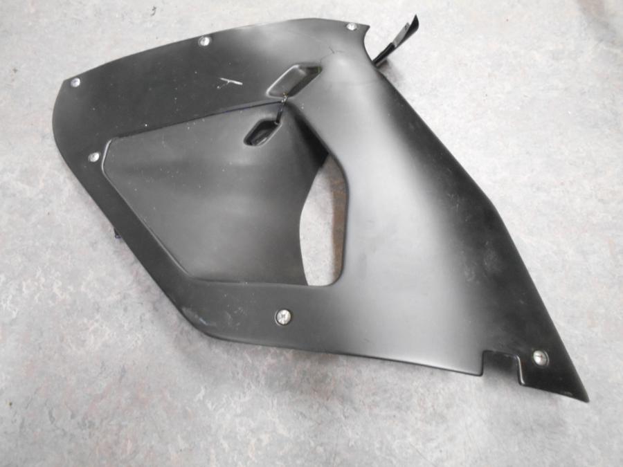 Snett nerifrån på Sidkåpa från en Aprilia RSV 1000 -2003 motorcykel.