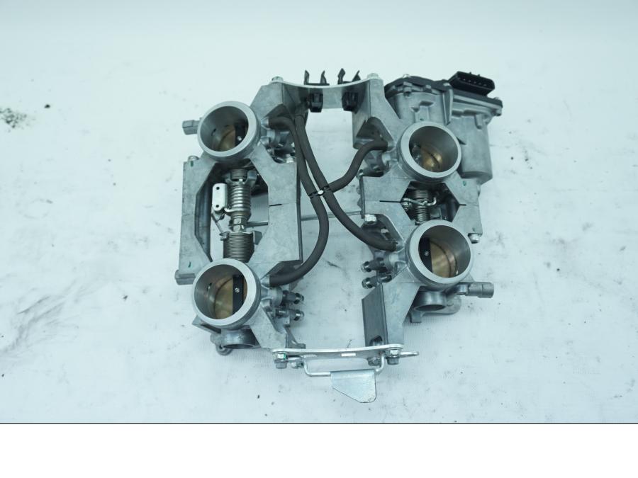 Baksidan på Spjällhus från en Honda VFR 1200 -2012 motorcykel.