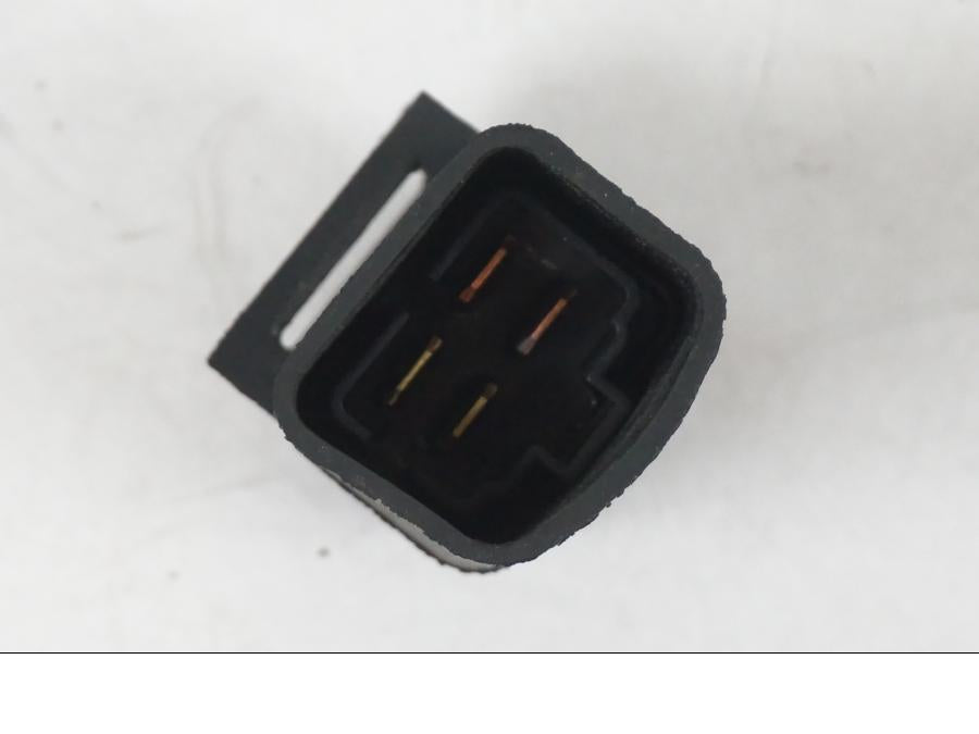 Vänster sida på Relä från en Suzuki SV 650 S -2005 motorcykel.