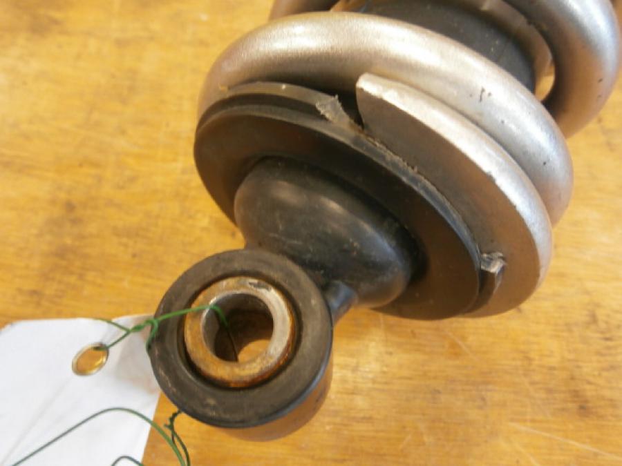 Baksidan på Stötdämpare från en Kawasaki ER-6F -2007 motorcykel.