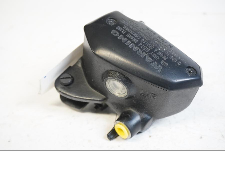 Framsidan på <p>Bromshuvudcylinder fram från Kawasaki Z 900 2017.</p>
<p>Okej skick.</p> motorcykel.