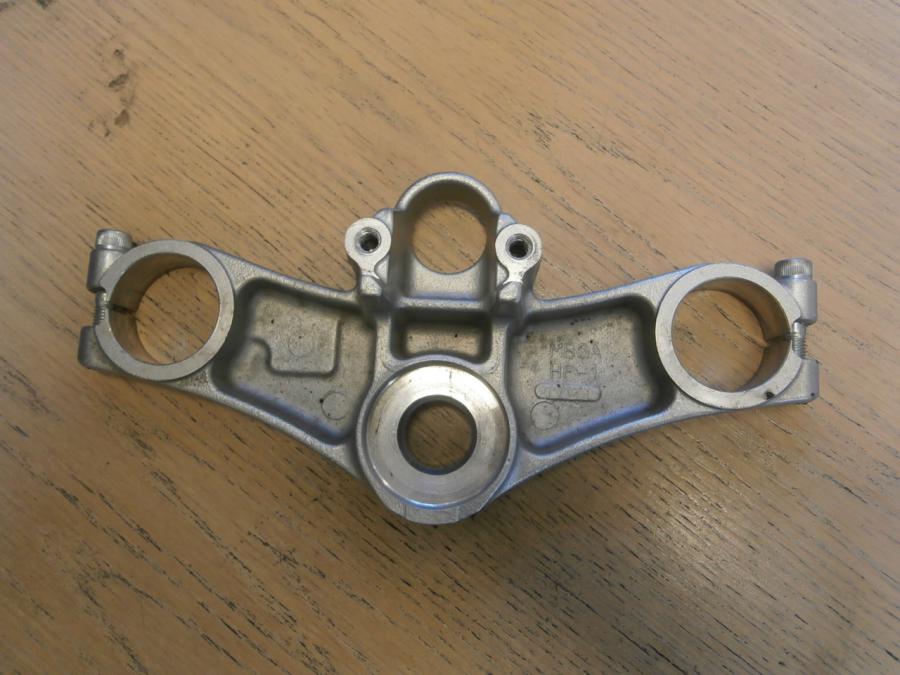 Baksidan på Gaffelkrona från en Honda VFR 800 -1998 motorcykel.