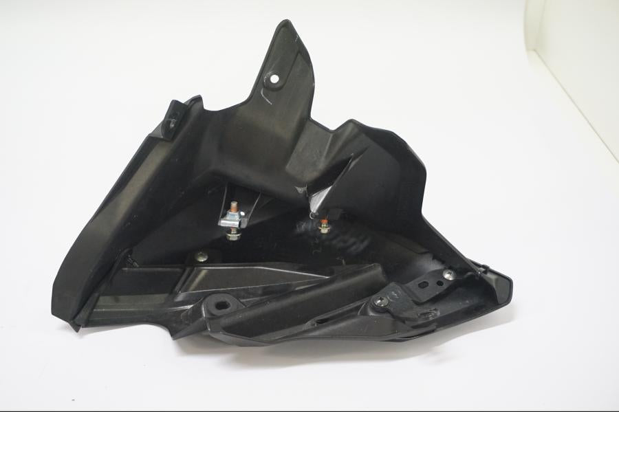 Vänster sida på Sidkåpa från en Kawasaki Z 900 -2019 motorcykel.