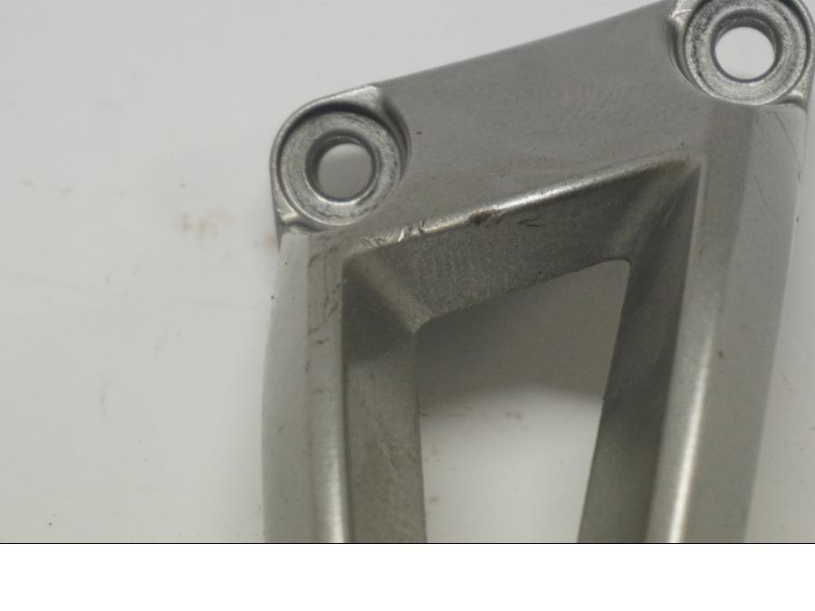 Höger sida på Fotpinnefäste från en Yamaha FZ1-SA -2007 motorcykel.