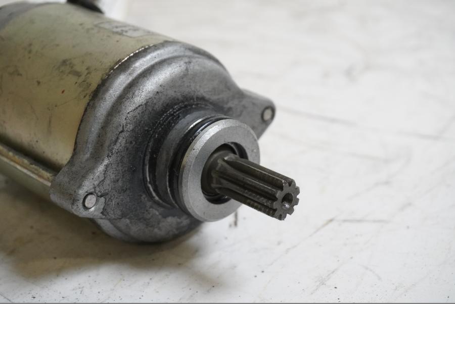 Baksidan på Startmotor från en BMW S 1000 R -2015 motorcykel.