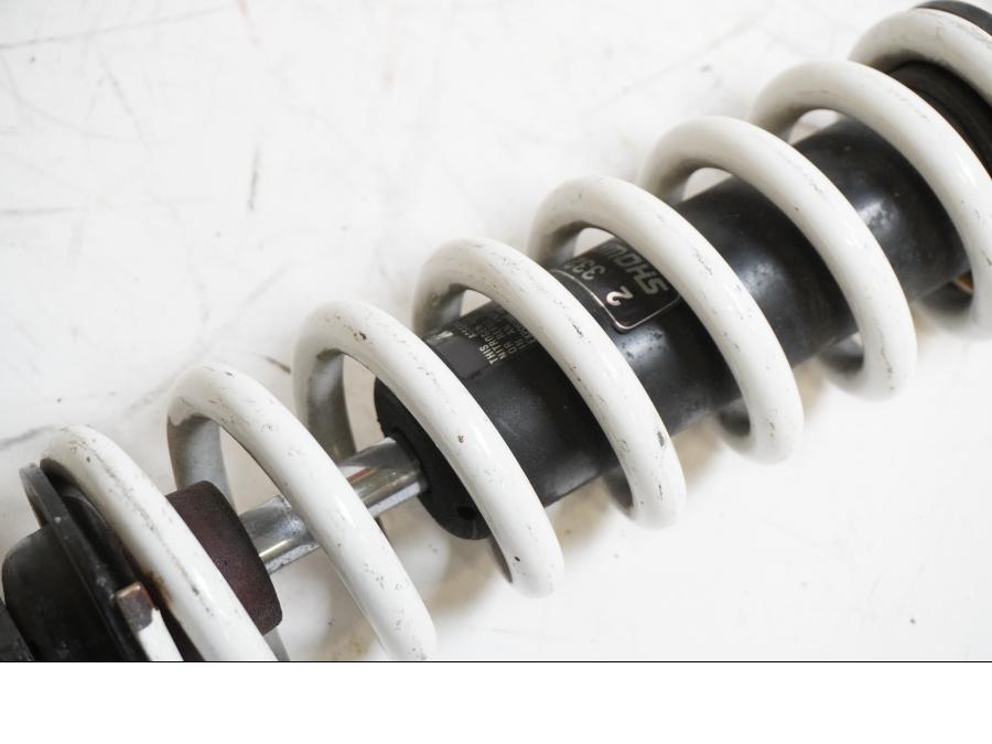 VÀnster sida pÄ StötdÀmpare frÄn en BMW K 1200 RS -2002 motorcykel.