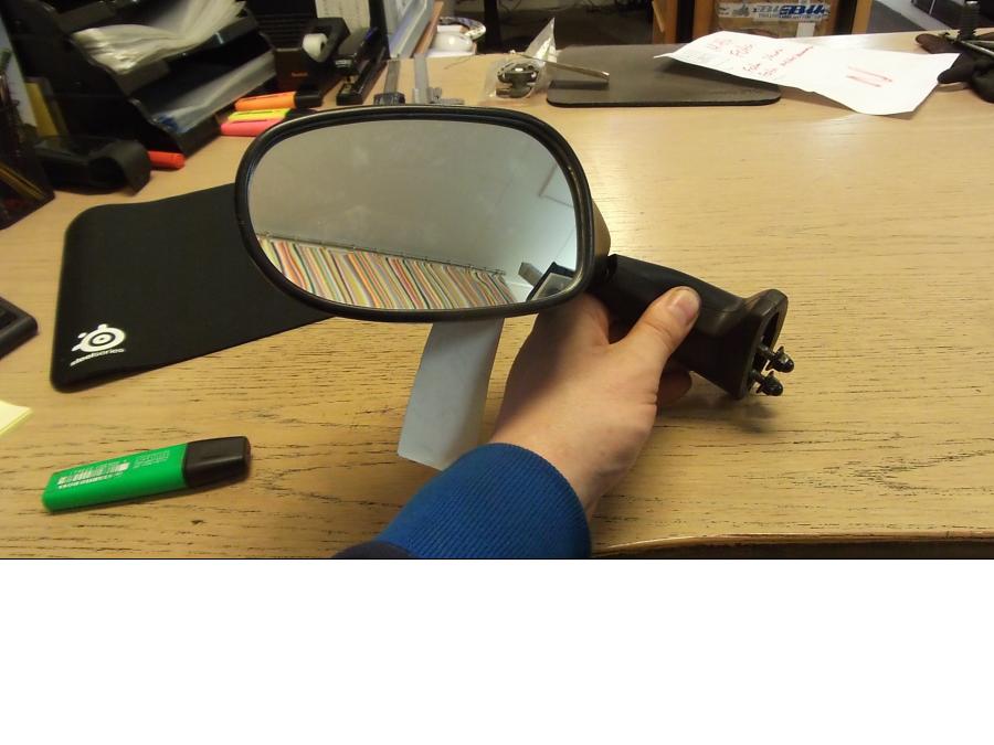 Vänster sida på Backspegel från en Yamaha FZ-S 600 -1998 motorcykel.