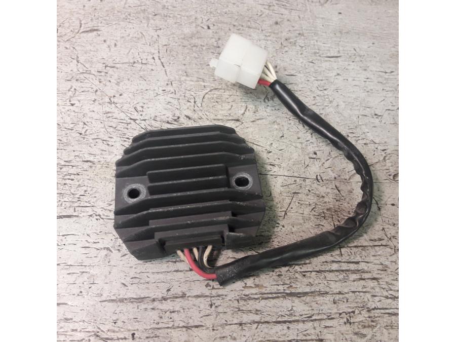 Framsidan på Likriktare från en Yamaha FZ-S 600 -2000 motorcykel.