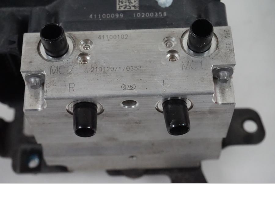 Snett nerifrån på ABS Modulator från en H-D Adventure Pan America Special RA1250S -2021 motorcykel.