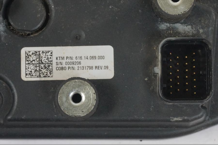 Extrabild2 på Instrumentpanel från en KTM 1290 Super Duke R -2018 motorcykel.