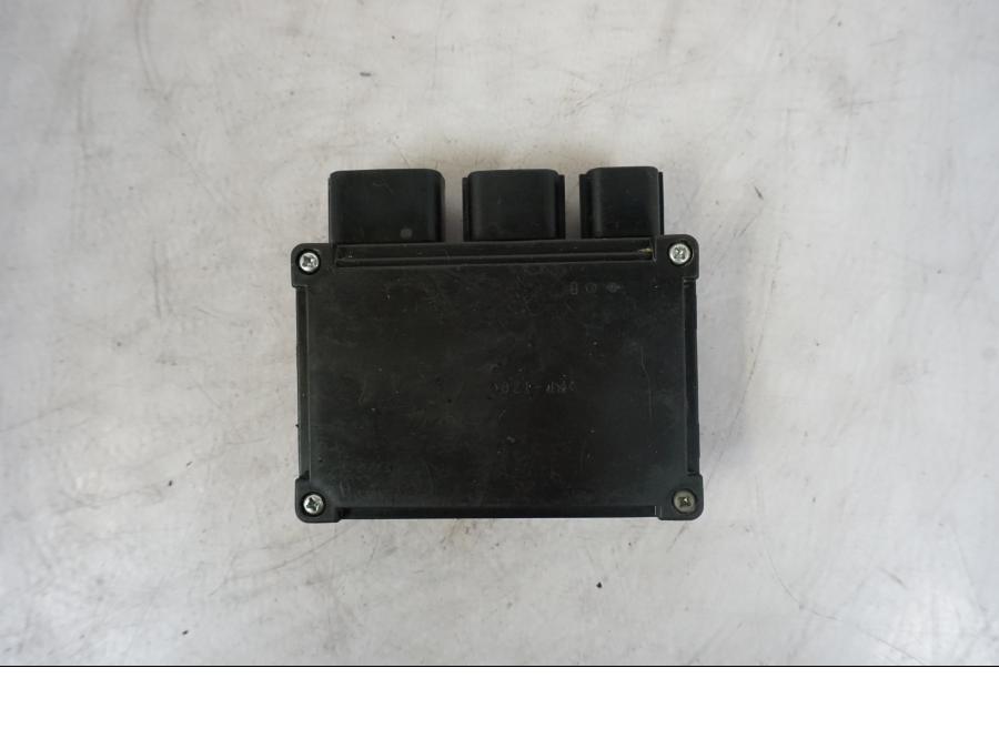 Snett nerifrån på Reläbox från en Kawasaki Versys 650 -2014 motorcykel.