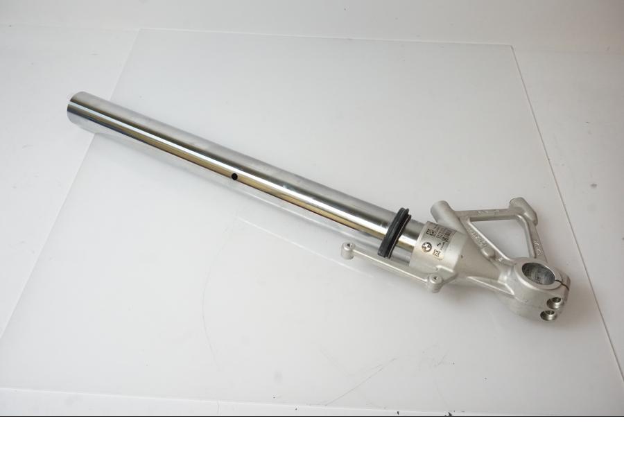 Baksidan på Gaffelben från en BMW S 1000 R -2014 motorcykel.