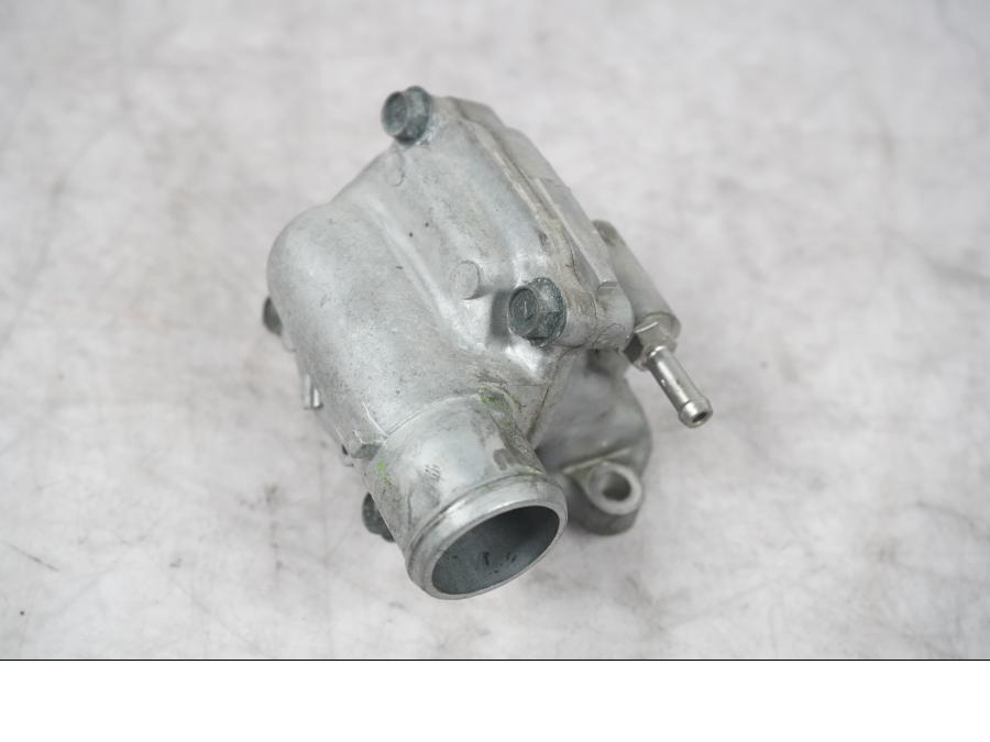 Vänster sida på Vattentermostathus från en Kawasaki ZX-10R -2008 motorcykel.