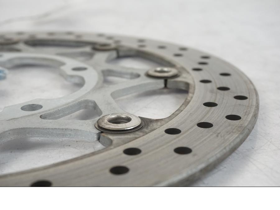 Extrabild2 på Bromsskiva från en Suzuki VZR 1800 -2009 motorcykel.