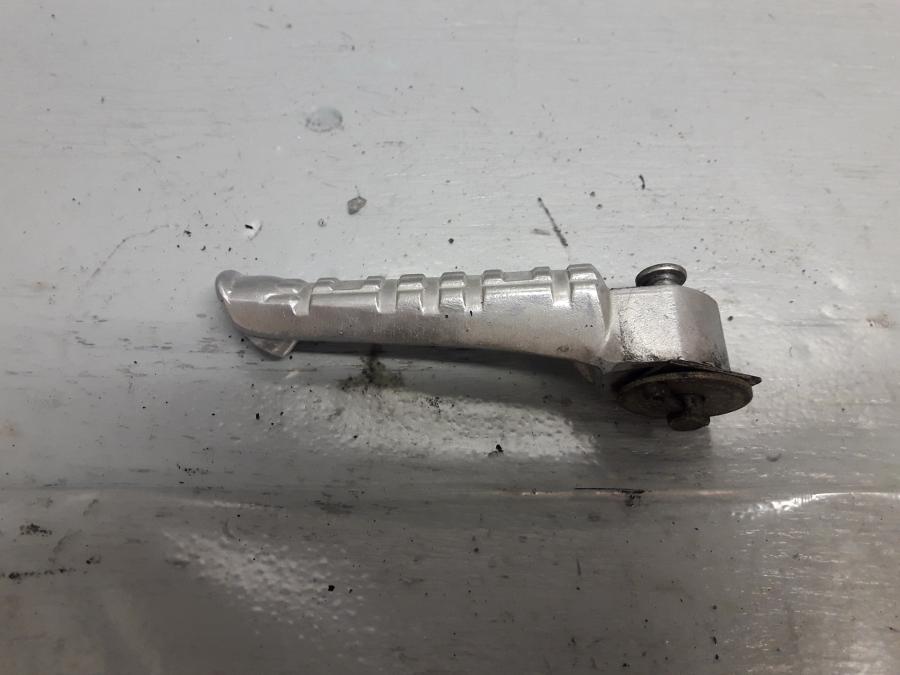 Framsidan på Fotpinne från en Yamaha FZ-6 -2004 motorcykel.