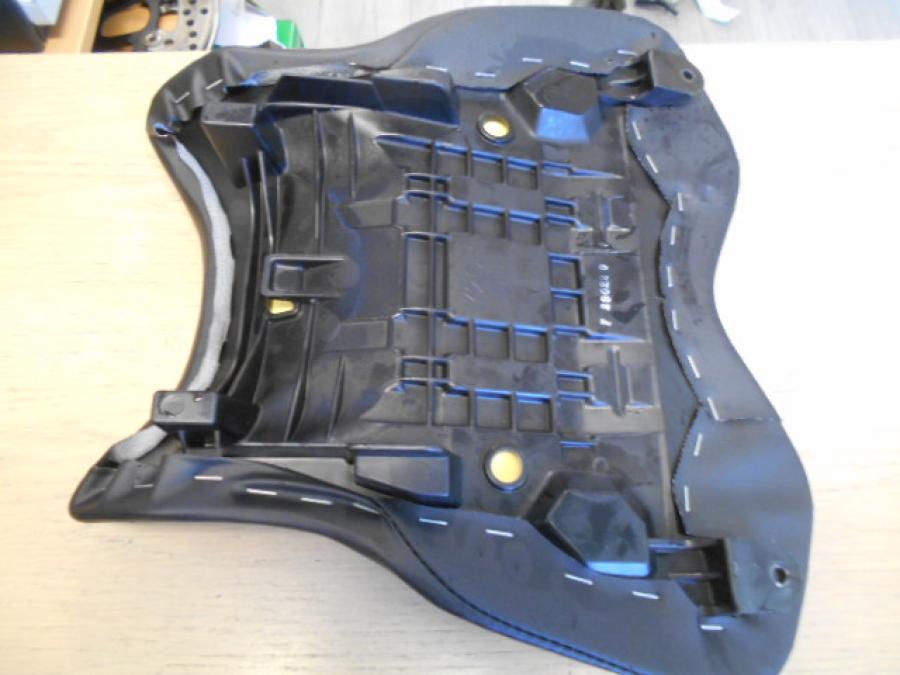 Snett uppifrån på Sadel från en Yamaha YZF 1000 R1 -2015 motorcykel.
