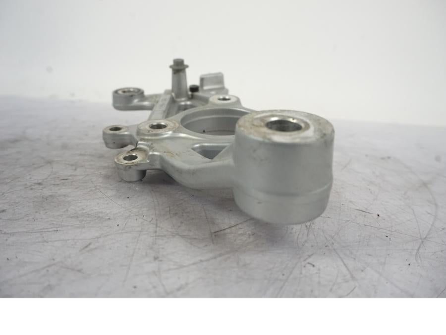 Snett nerifrån på Fotpinnefäste från en BMW R 1150 GS -2002 motorcykel.