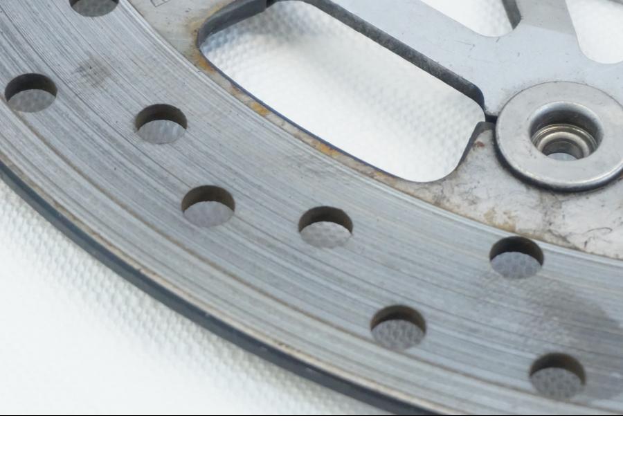 Höger sida på Bromsskiva från en Triumph Daytona 675 -2010 motorcykel.