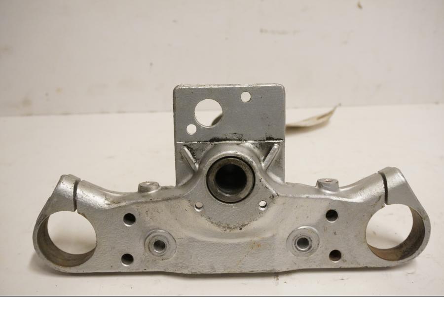 Baksidan på Gaffelkrona från en Honda VT 750 -2004 motorcykel.