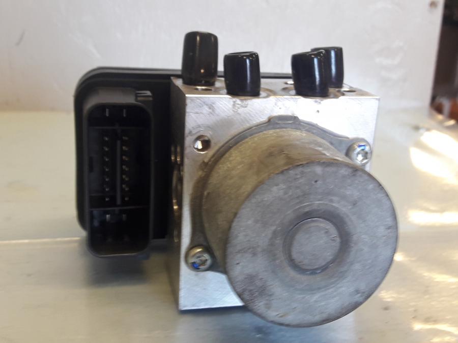 Baksidan på ABS Modulator från en Yamaha MT 125 -2017 motorcykel.