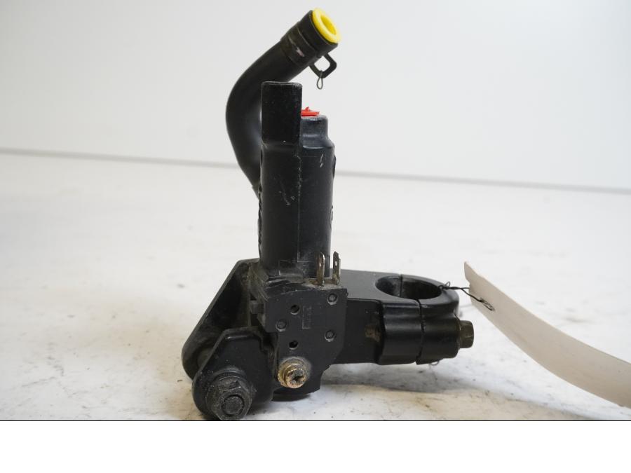 Höger sida på Bromshuvudcylinder från en Suzuki GSX-R 600 -2001 motorcykel.