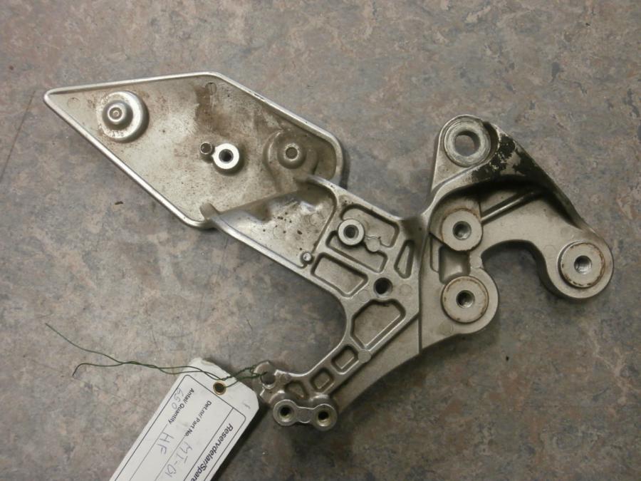 Baksidan på Fotpinnefäste från en Yamaha MT-01 -2005 motorcykel.