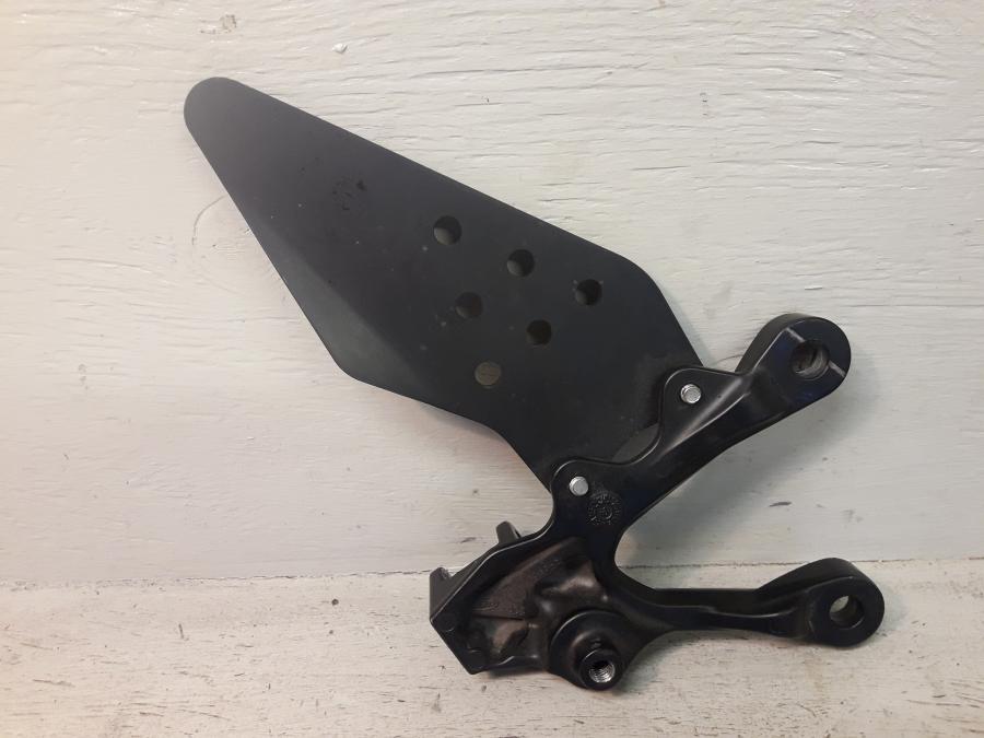 Baksidan på Fotpinnefäste från en Kawasaki ZX-6R -2008 motorcykel.