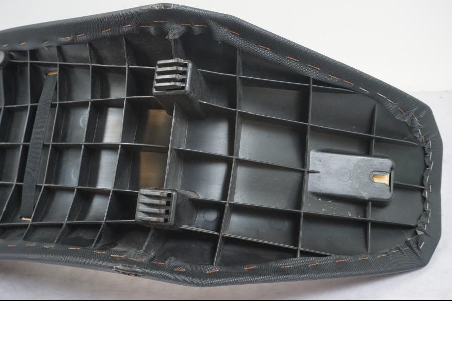 Extrabild6 på Sadel från en KTM 690 SM R -2009 motorcykel.