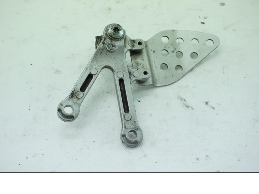 Höger sida på Fotpinnefäste från en Kawasaki ZX-6R -2004 motorcykel.