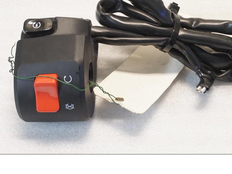 Snett uppifrån på Styrelreglage från en Kawasaki Z 900 -2020 motorcykel.