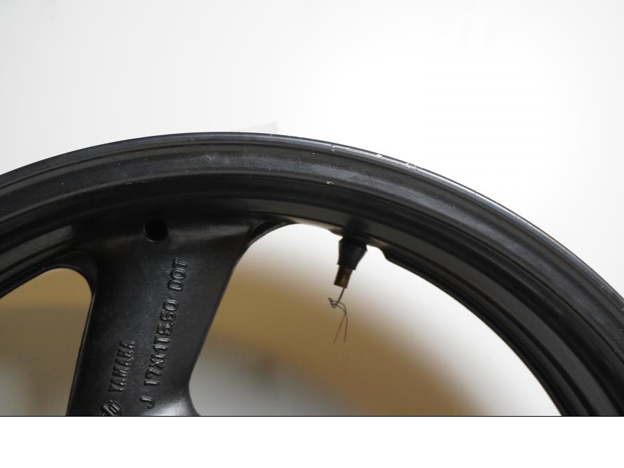 Extrabild6 på Fälg från en Yamaha YZF 1000 R -2001 motorcykel.