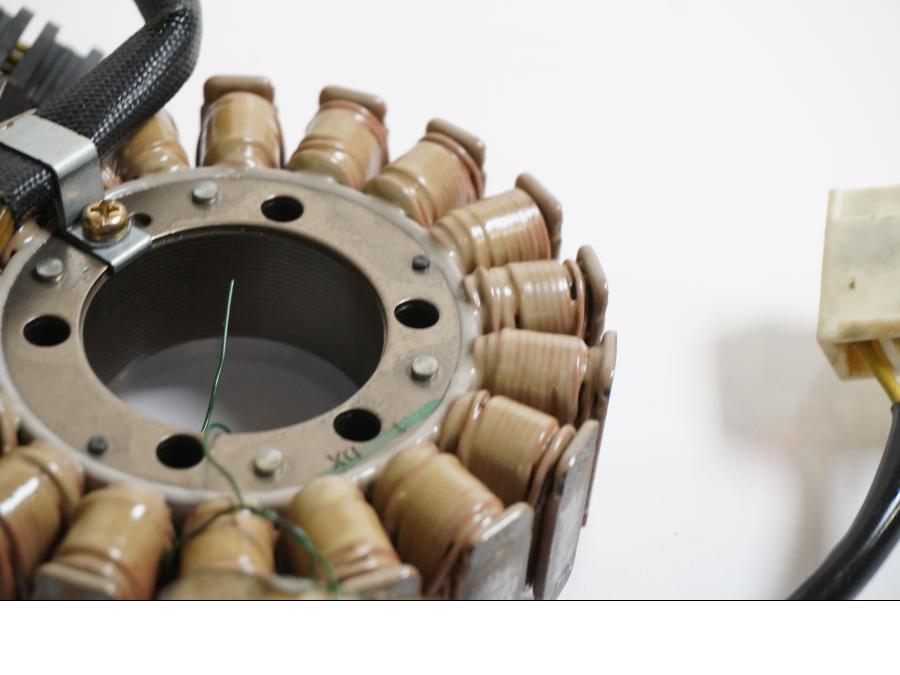 Baksidan på Generator från en Honda CB 900 F Hornet -2002 motorcykel.