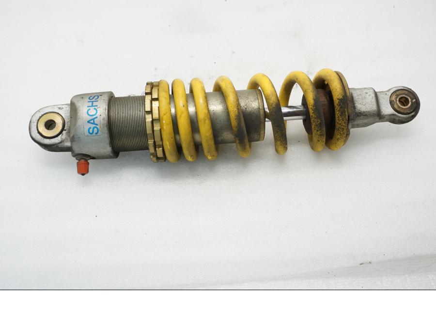 Baksidan på Stötdämpare från en Ducati Monster 600 -2001 motorcykel.