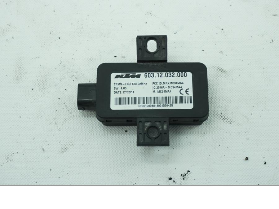 Framsidan på Styrbox från en KTM 1190 Adventure -2014 motorcykel.