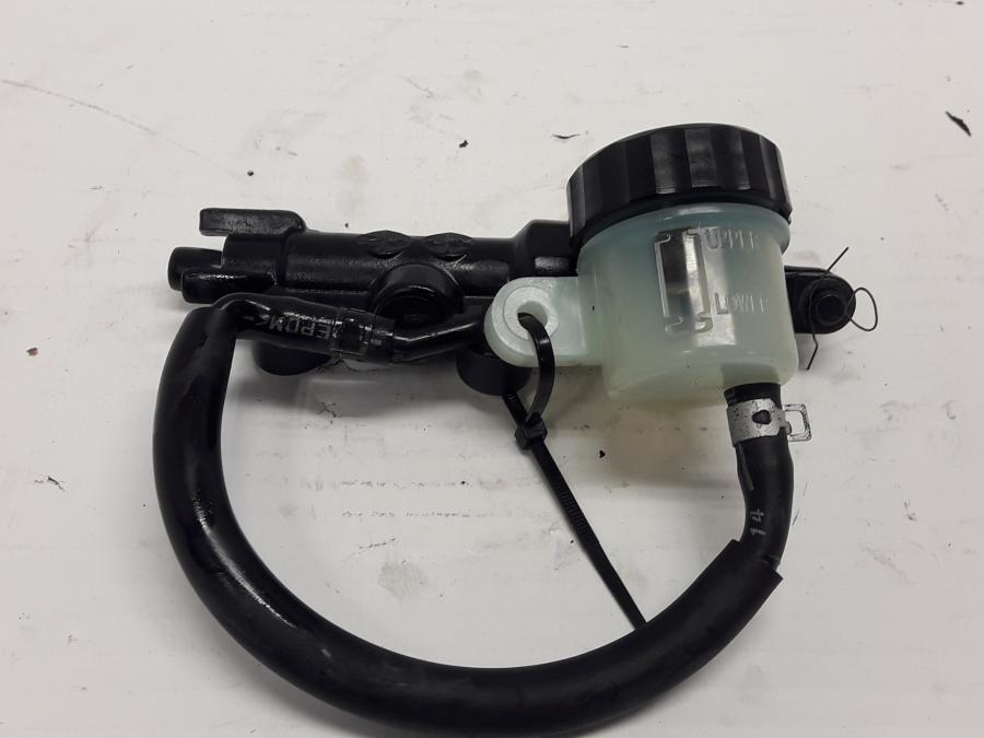 Baksidan på Bromshuvudcylinder från en Yamaha XJR 1300 -2015 motorcykel.