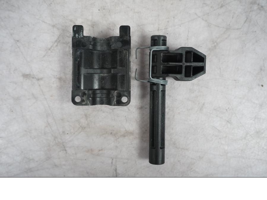 Framsidan på Sadellåsmekanism från en BMW S 1000 XR -2019 motorcykel.