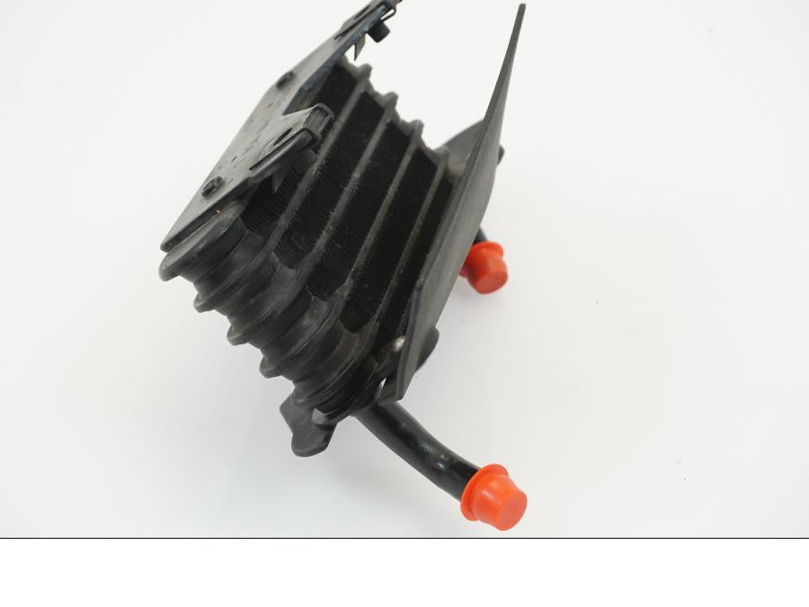 Snett nerifrån på Oljekyl från en BMW R 1150 R -2002 motorcykel.