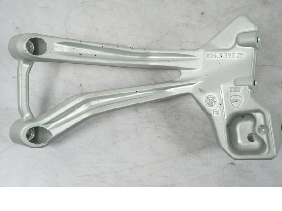 Snett nerifrån på Fotpinnefäste från en Ducati Multistrada 1158 V4 -2023 motorcykel.