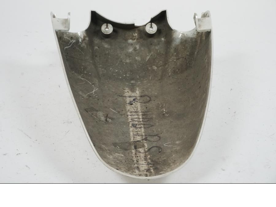 Snett nerifrån på Framskärm från en BMW R 1150 RS -2001 motorcykel.