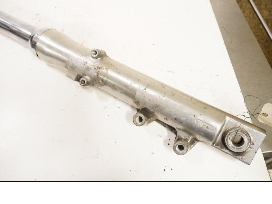 Vänster sida på Gaffelben från en Kawasaki VN 1500 -1994 motorcykel.