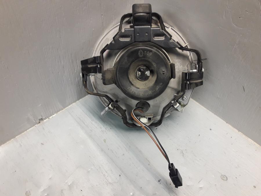 Baksidan på Strålkastarinsats från en Suzuki VL 800 -2009 motorcykel.