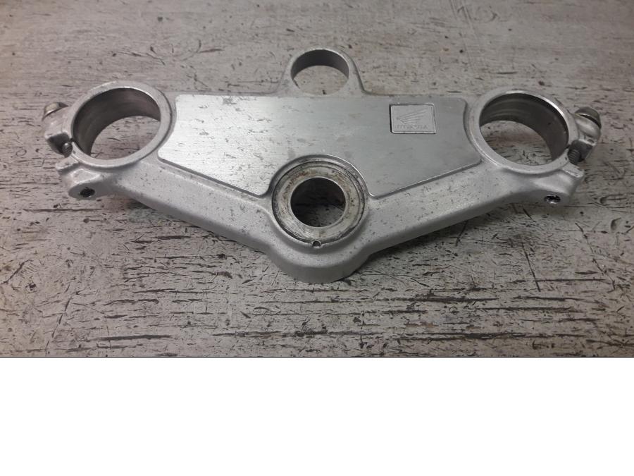 Baksidan på Gaffelkrona från en Honda VFR 750 -1993 motorcykel.