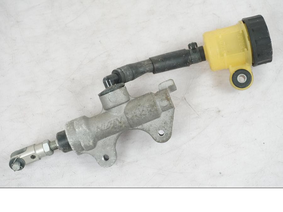 Framsidan på <p>Bromshuvudcylinder bak från Yamaha YZF R6 2008.</p>
<p>Ink behållare.</p> motorcykel.