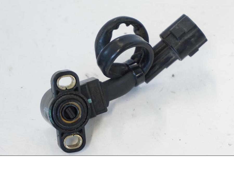 Snett nerifrån på TPS från en Kawasaki ZR-7 -2001 motorcykel.