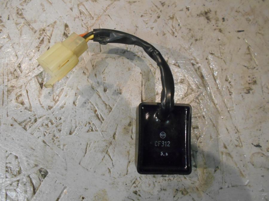 Baksidan på Bensinpumpsrelä från en Suzuki VS 750 Intruder -1986 motorcykel.